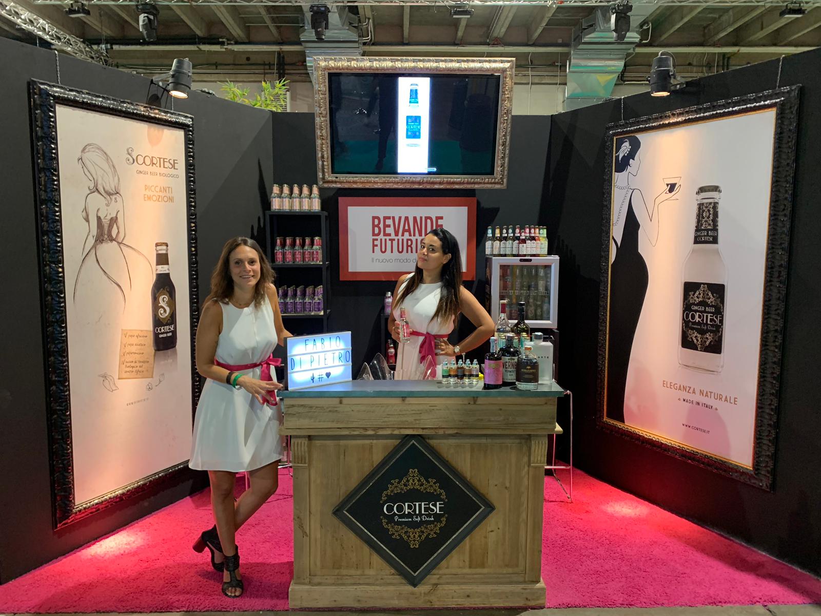 Ilaria Cocco e Patrizia Bevilacqua all stand di Bevande Futuriste